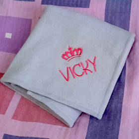 szary koc dla psa z różowym imieniem vicky sweetapaszka.pl